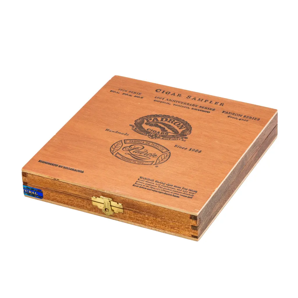 padron-8-cigar-sampler-natural-box-angle.webp