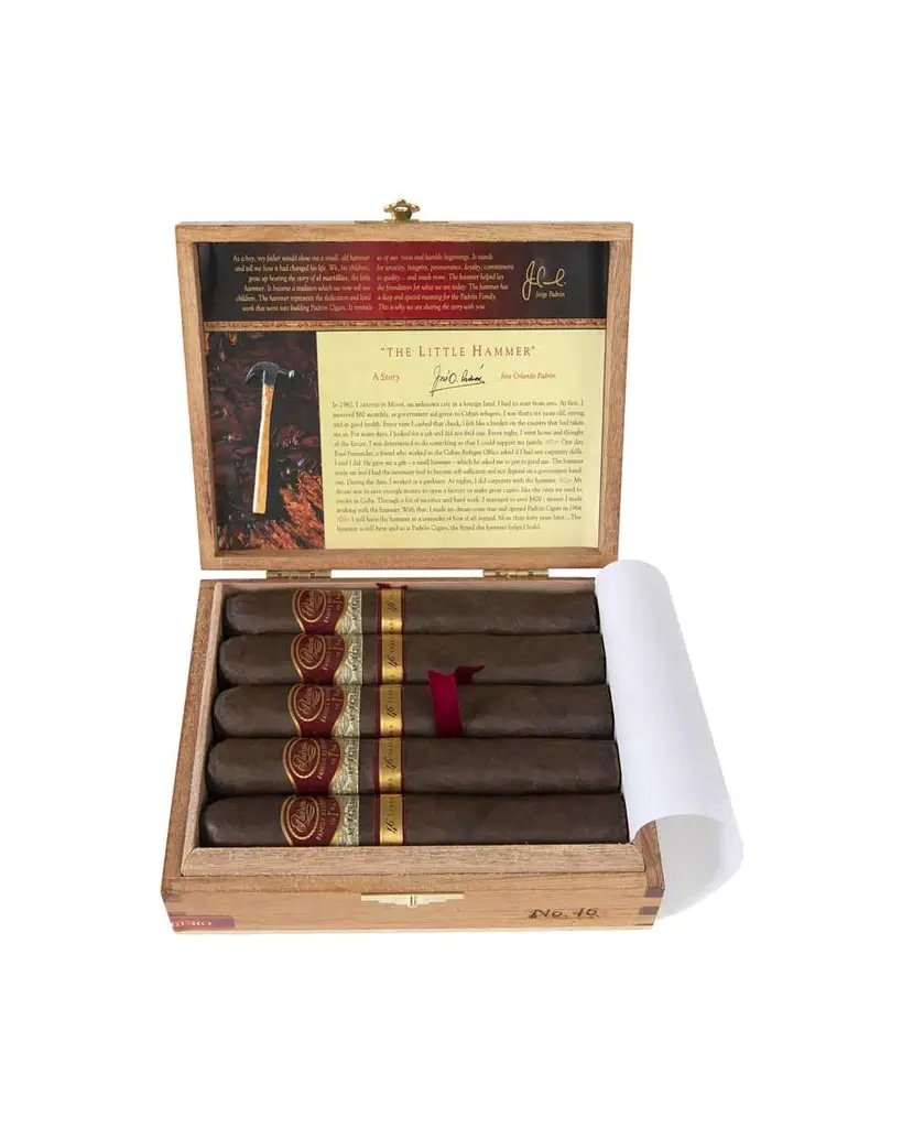 padron-family-reserve-46-maduro-open-box.webp