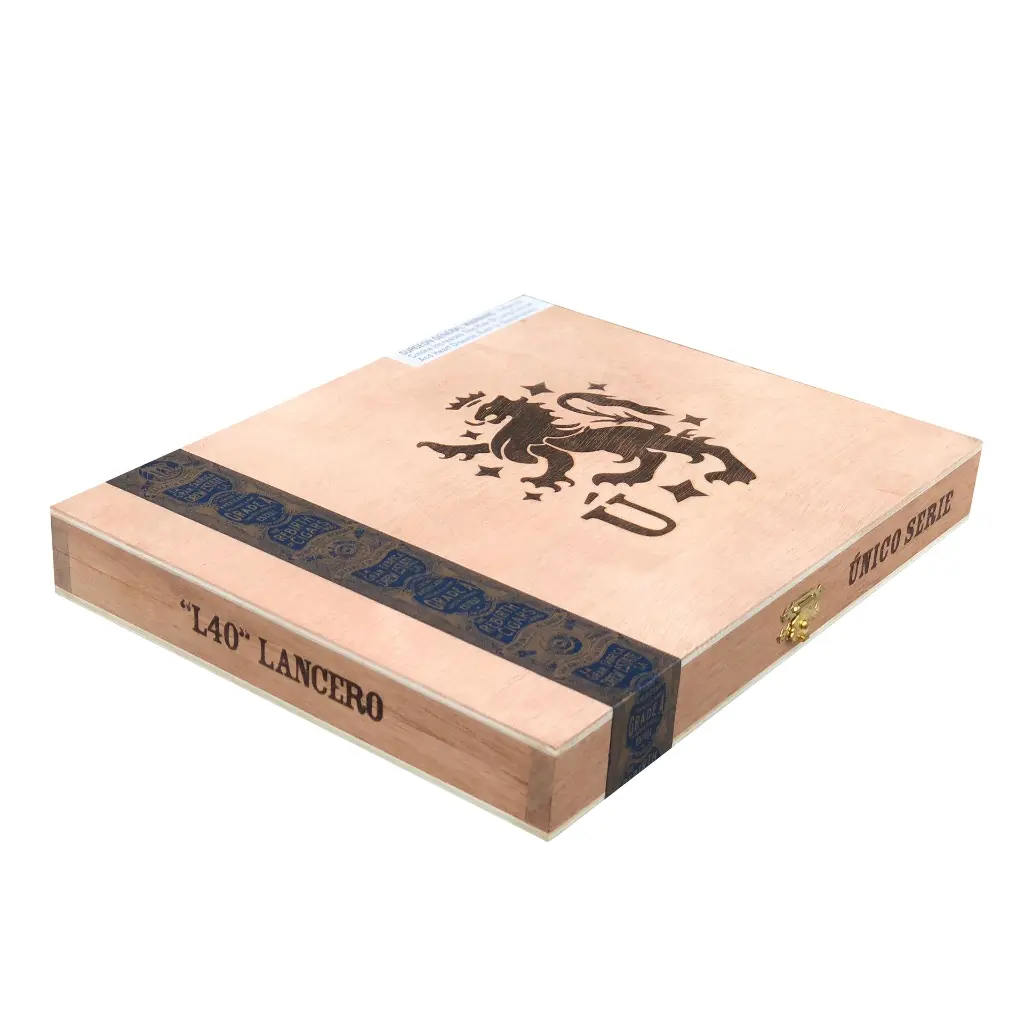 liga-privada-unico-l40-lancero-box-closed-side.webp